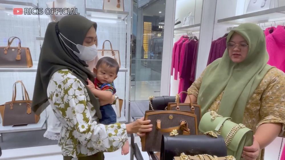 10 Potret Ria Ricis Belanjakan ART-nya di Mal, Semua Bebas Pilih!