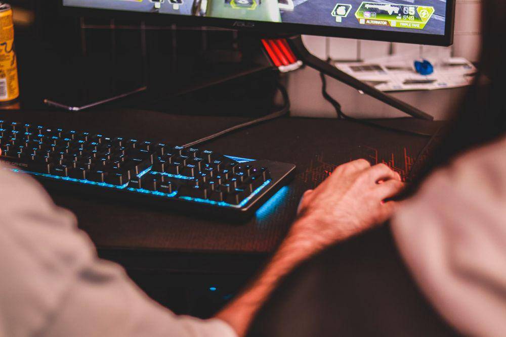 ilustrasi mencoba game baru di PC (unsplash.com/Axville)