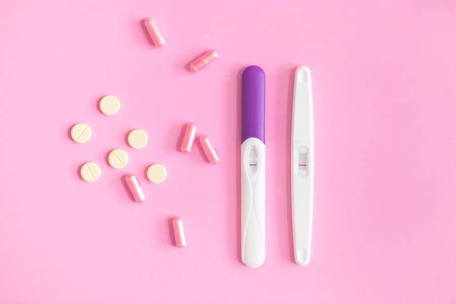ilustrasi obat dan test pack (freepik.com/freepik)