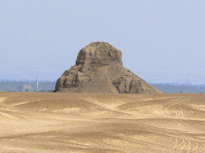 Piramida di Dahshur, Mesir (Jon Bodsworth, Copyrighted free use, via Wikimedia Commons)
