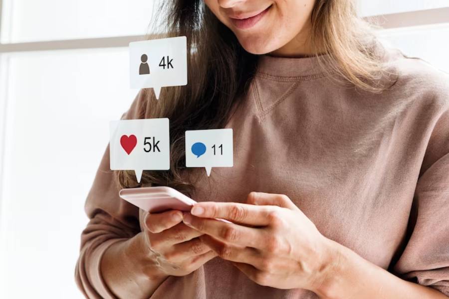 ilustrasi orang menggunakan TikTok (freepik.com/rawpixel.com)