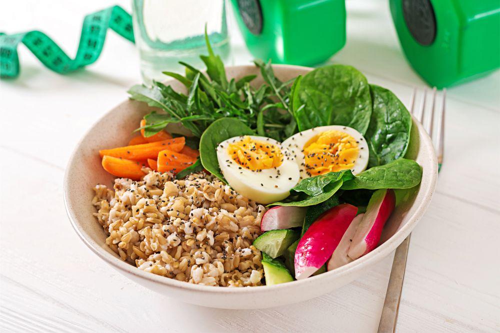 Resep Oatmeal Gurih dengan Telur dan Kale, Menu Sehat dan Praktis!