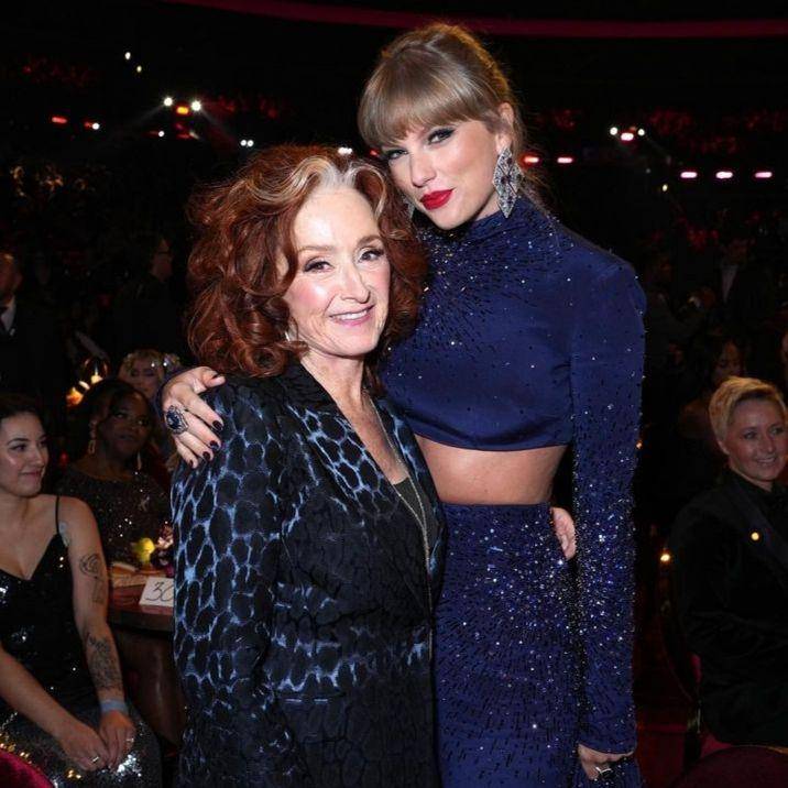 Bonnie Raitt dan Taylor Swift di Grammy Awards 2023 (instagram.com/extratv)