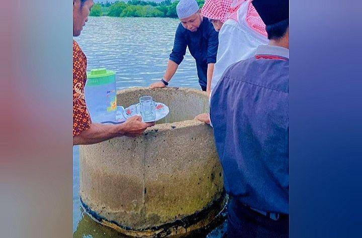 Foto saat warga setempat saat meninjau sumur air tawar di tengah laut (Dok pribadi/Faidin)