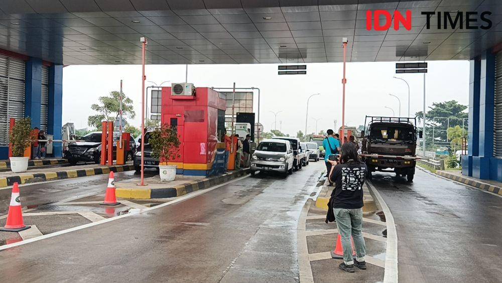 Ahli waris memberikan selembaran informasi Tol akan di tutup. (IDN Times/Imam Faishal)
