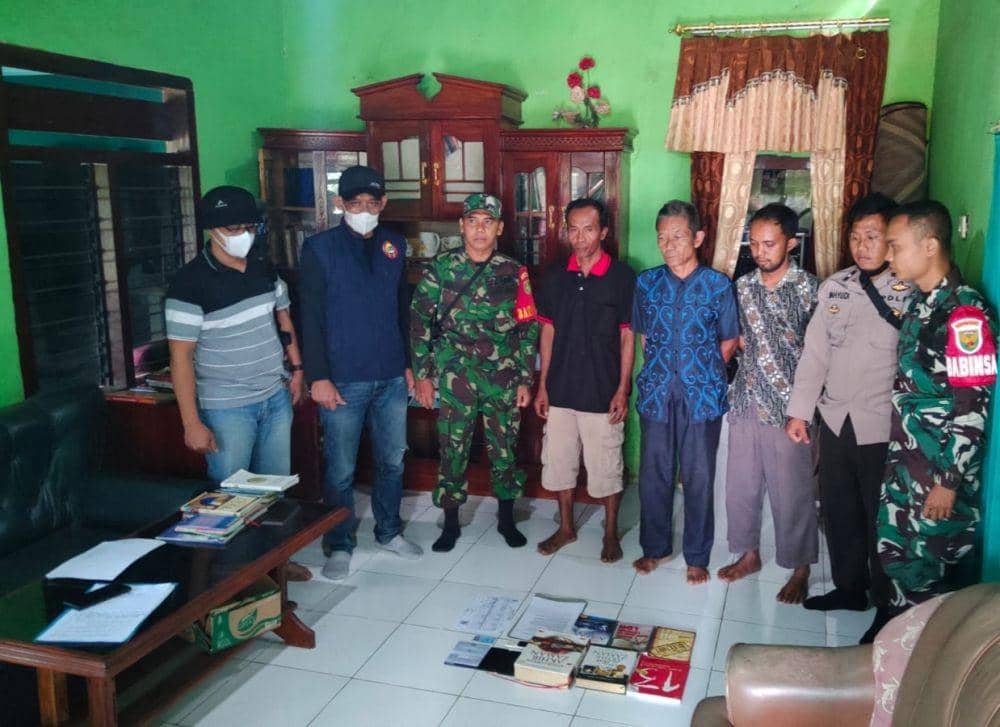 Tim Densus Detasemen Khusus (Densus) 88 Antiteror Polri menggeledah salah satu rumah warga di Desa Dorowati, Kecamatan Abung Timur, Kabupaten Lampung Utara. (IDN Times/Istimewa).