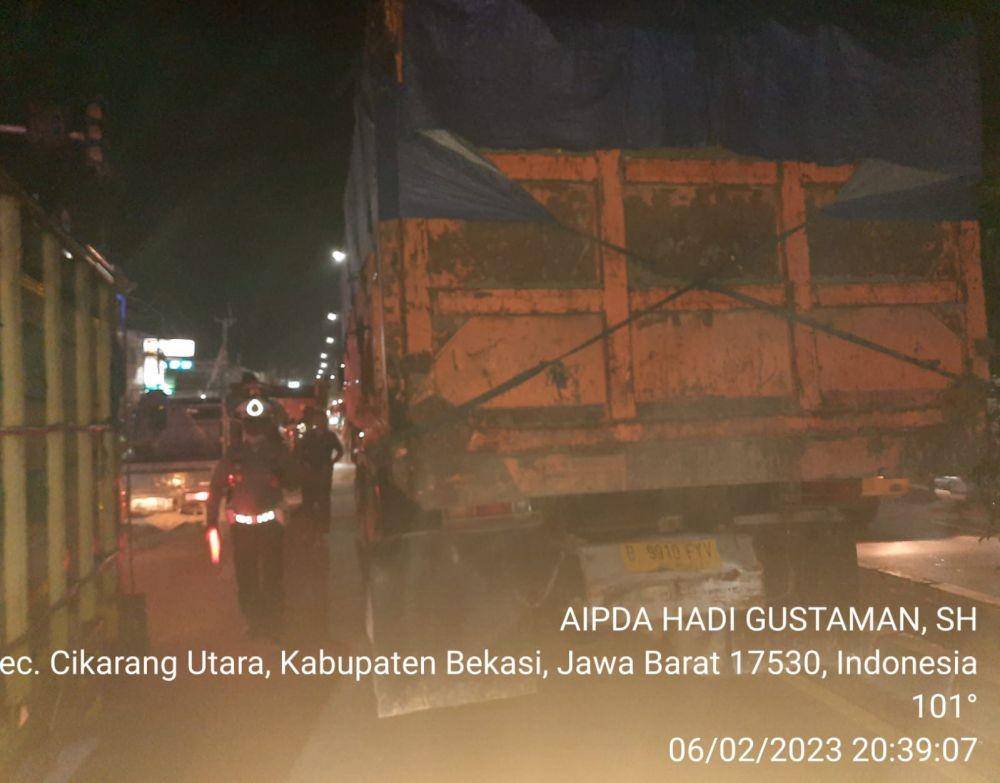 Pengendara sepeda motor tewas terlindas truk di Bekasi. (Dokumen Polres Metro Bekasi)