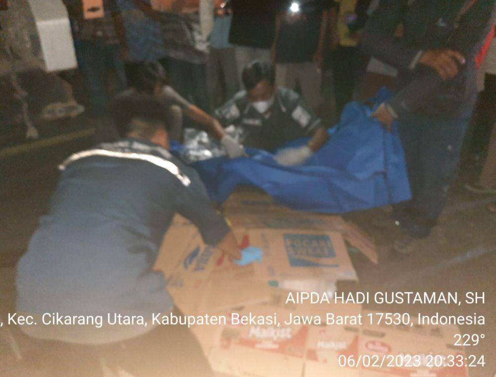 Pengendara sepeda motor tewas terlindas truk di Bekasi. (Dokumen Polres Metro Bekasi)