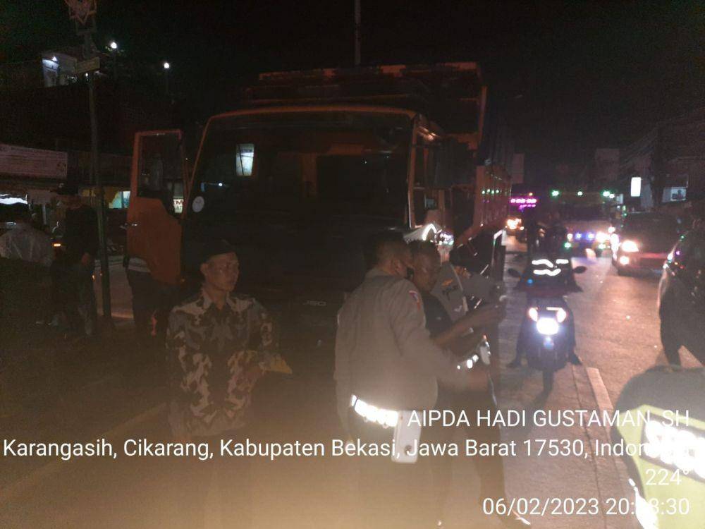 Pengendara sepeda motor tewas terlindas truk di Bekasi. (Dokumen Polres Metro Bekasi)