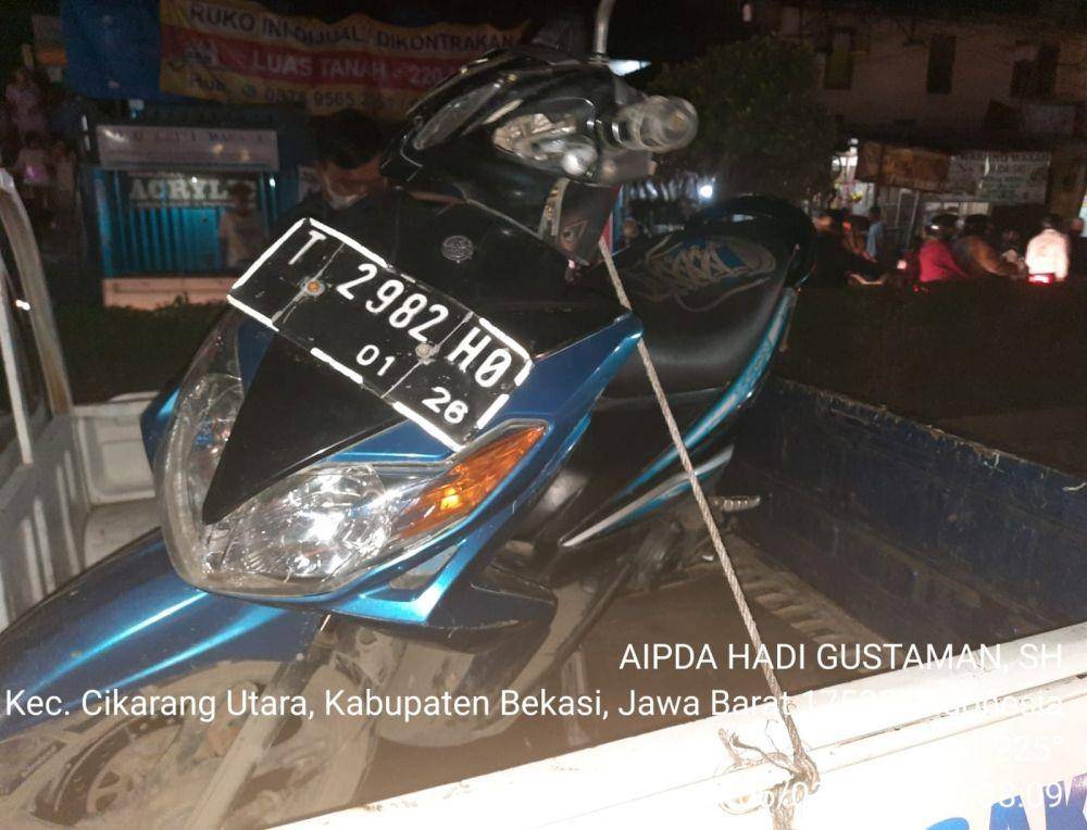 Pengendara sepeda motor tewas terlindas truk di Bekasi. (Dokumen Polres Metro Bekasi)