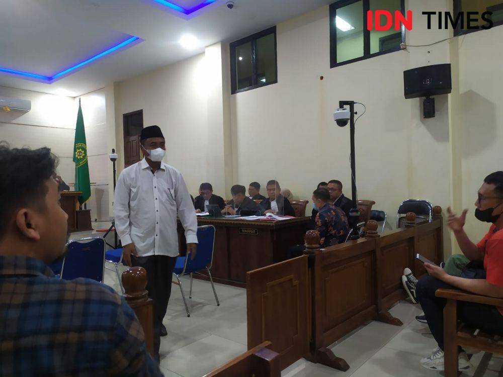 Ketua Dewan Pendidikan Lampung Tengah, Mahfud Santoso menjadi saksi suap rektor Unila di PN Tipikor Tanjungkarang, Selasa (7/2/2023). (IDN Times/Tama Yudha Wiguna).