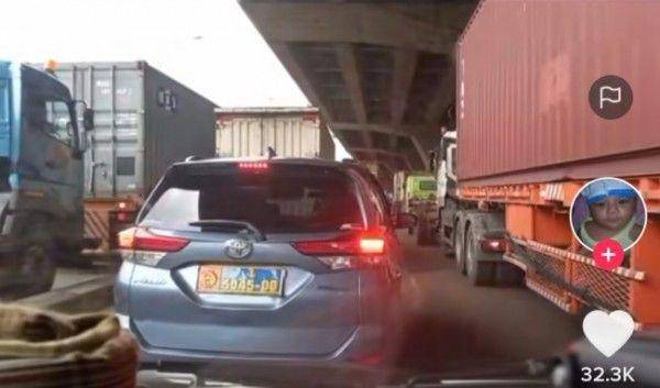 Mobil dinas berpelat TNI AL halangi Ambulans (TikTok/@agusm.00907)