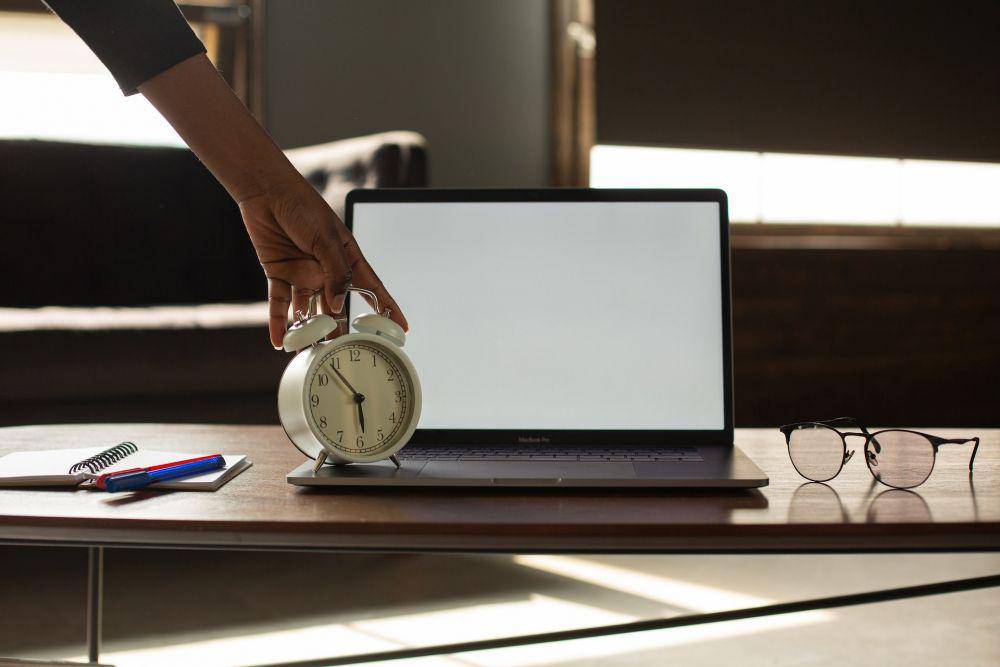 jam dan laptop (pexels.com/Monstera)