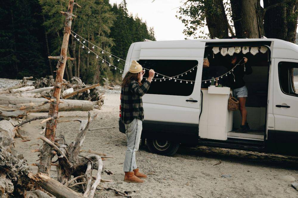 Ilustrasi camping romantis (pexels.com/PNW Production)