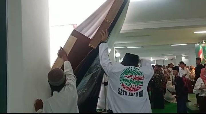 Papan 1 Abad NU Ambruk, Hampir Menimpa Peserta