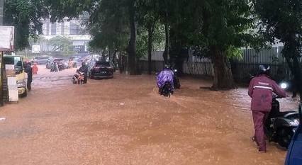 Banjir melanda wilayah Jakarta Selatan (Instagram/@jktinfo)