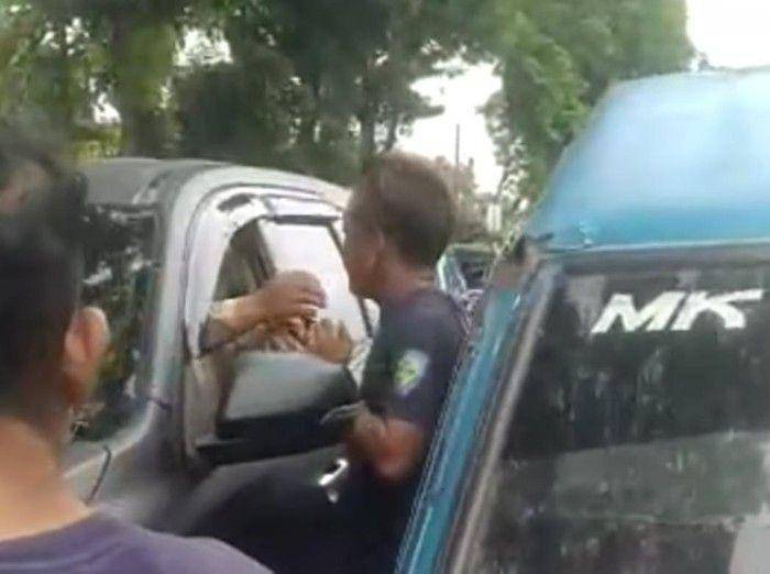 Cekcok supir angkot dengan pengendara berpelat RF (Instagram/@depok24jam)