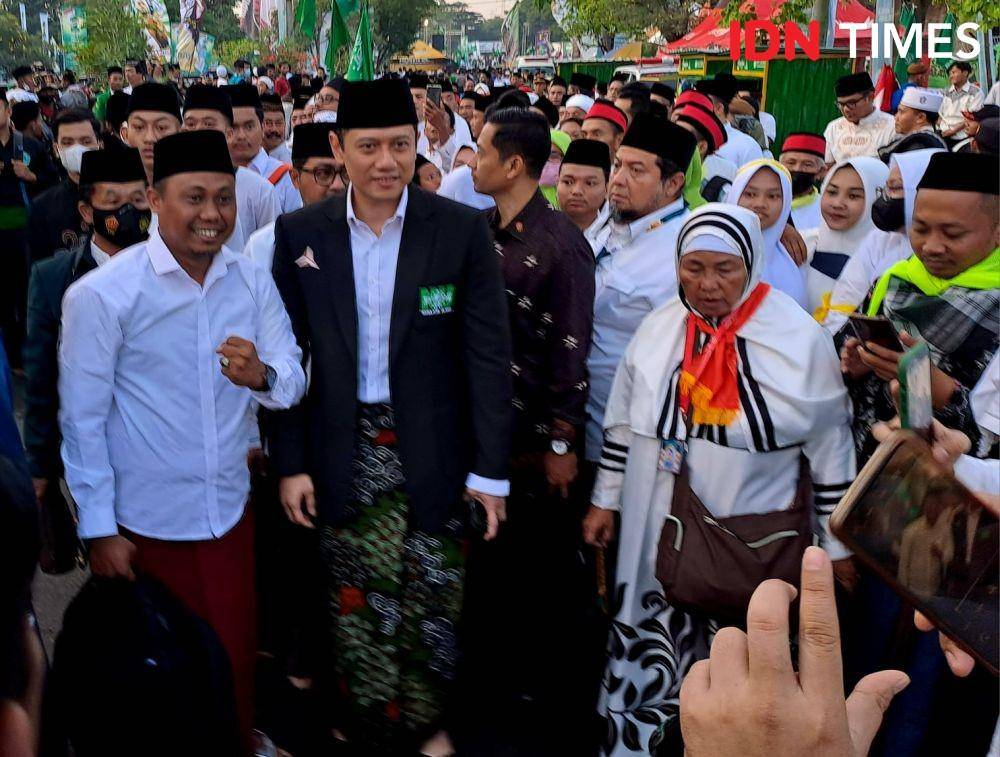 AHY saat dimintai swafoto bareng jemaah nahdliyin. IDN Times/Ardiansyah Fajar.