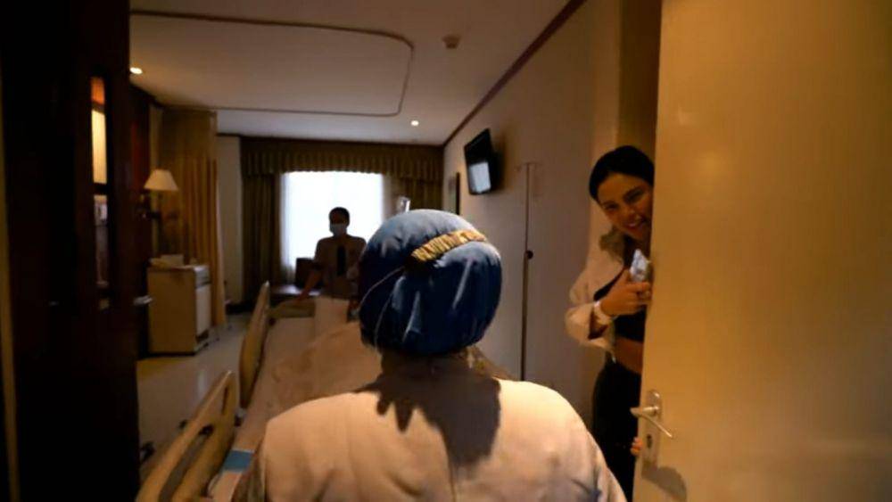 Nikita Mirzani dampingi Antonio Dedola sunat (youtube.com/CrazyNikmirREAL)