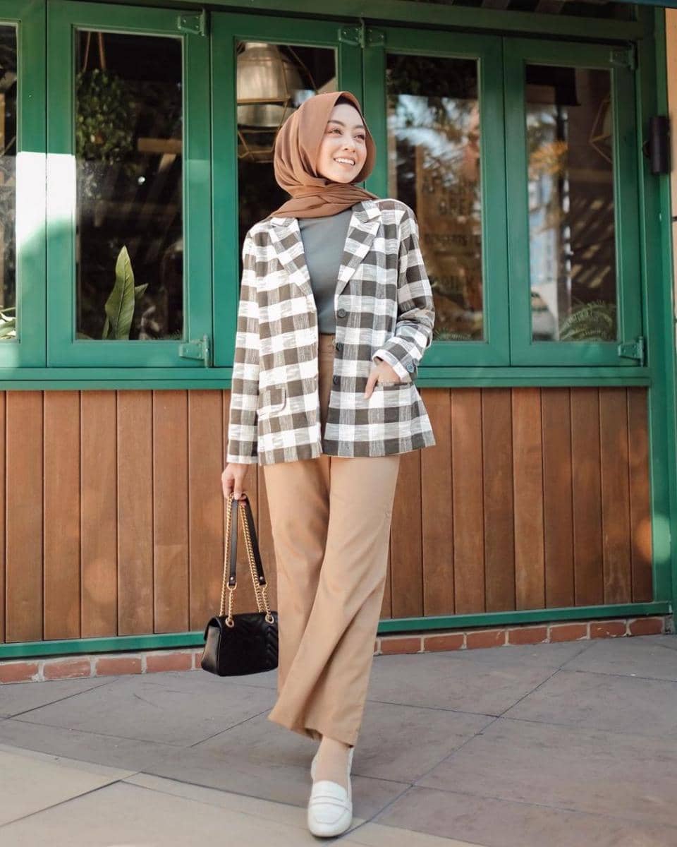 outfit gingham ala Meirani Amalia Putri (instagram.com/meiraniap)