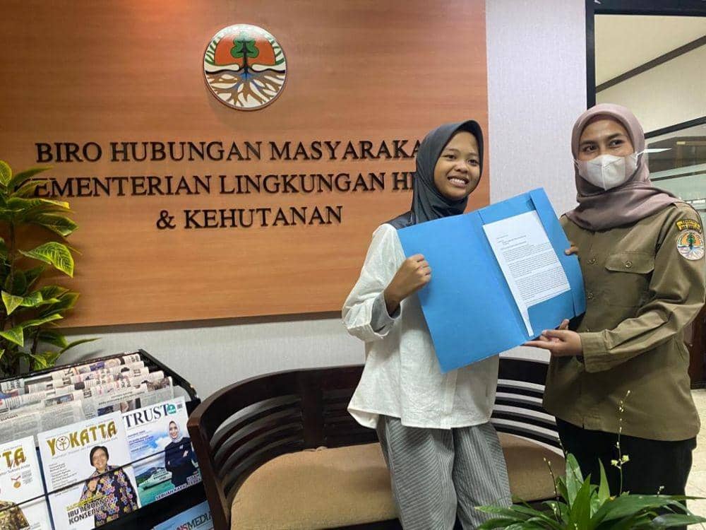 Nina saat melayangkan surat usulan tentang Kantin Sehat kepada Kementerian LHK. (Dokumentasi Rivers Warriors)