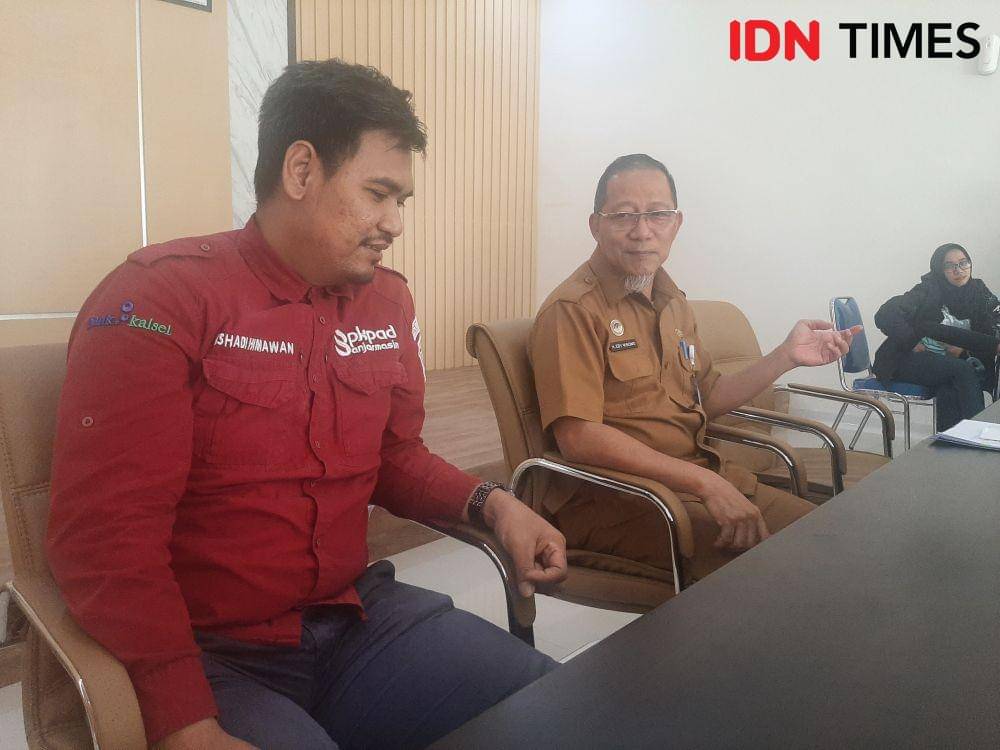 Kepala BPK PAD Kota Banjarmasin, Edi wibowo bersama Kapala Bidnag Penagihan dan Pajak, Ashadi Himawa (kemeja merah). Hamdani