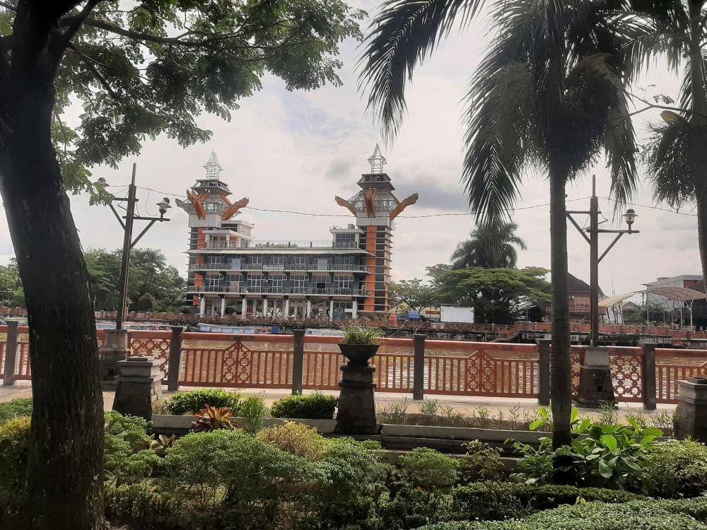 Menara Pandang di kawasan Siring Kota Banjarmasin. Foto : Hamdani