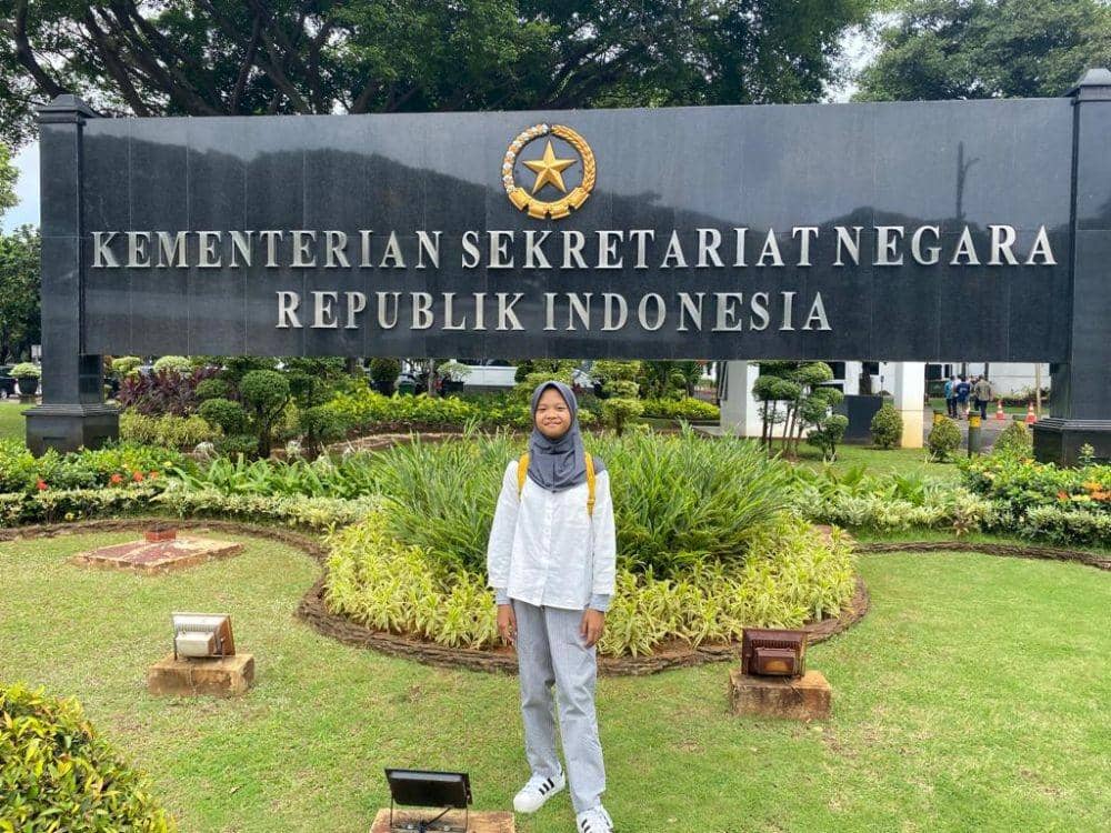 Nina saat melayangkan surat usulan tentang Kantin Sehat kepada Kementerian LHK. (Dokumentasi Rivers Warriors)