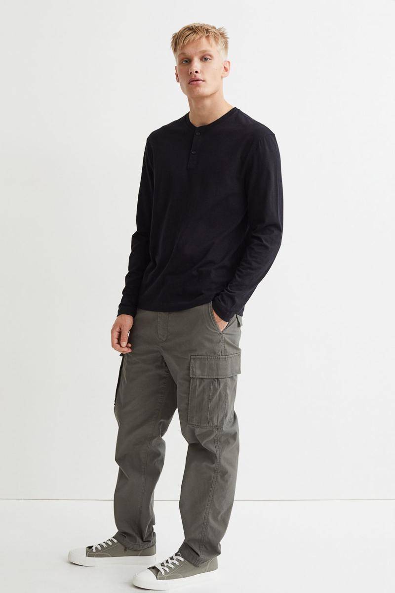 Ilustrasi kaus henley pria (hm.com)