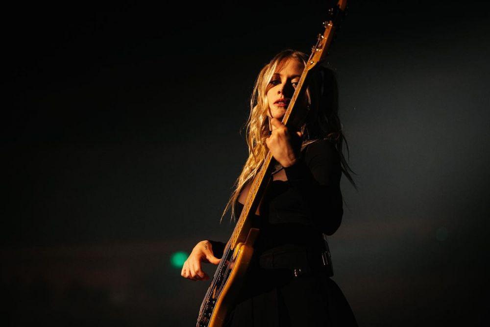 9 Potret Nicole Row, Bassist Hits Band Panic! At The Disco