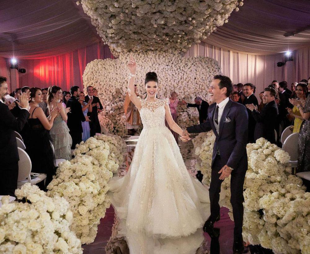 9 Potret Marc Anthony dan Nadia Ferreira, Pasangan Beda Generasi!