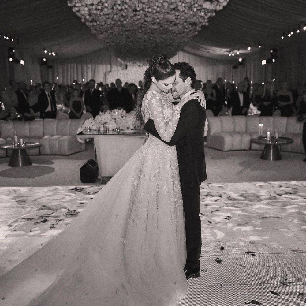 Marc dan Nadia berdansa bersama disaksikan tamu undangan. (instagram.com/voguemagazine)