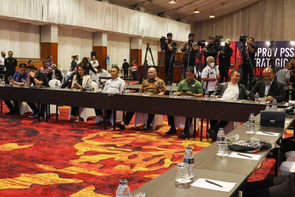 La Nyalla Mattalitti paparkan program kerja di hadapan Asprov. (dok. Tim Media La Nyalla)