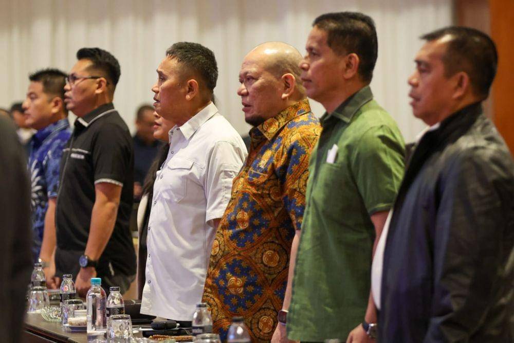 La Nyalla Mattalitti paparkan program kerja di hadapan Asprov. (dok. Tim Media La Nyalla)