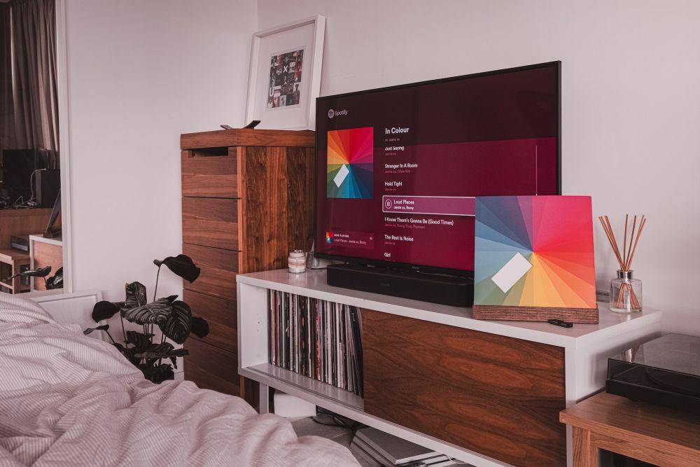 Smart TV umumnya menggunakan sistem berbasis data yang rawan akan eror. (unsplash.com/Samuel Regan-Asante)