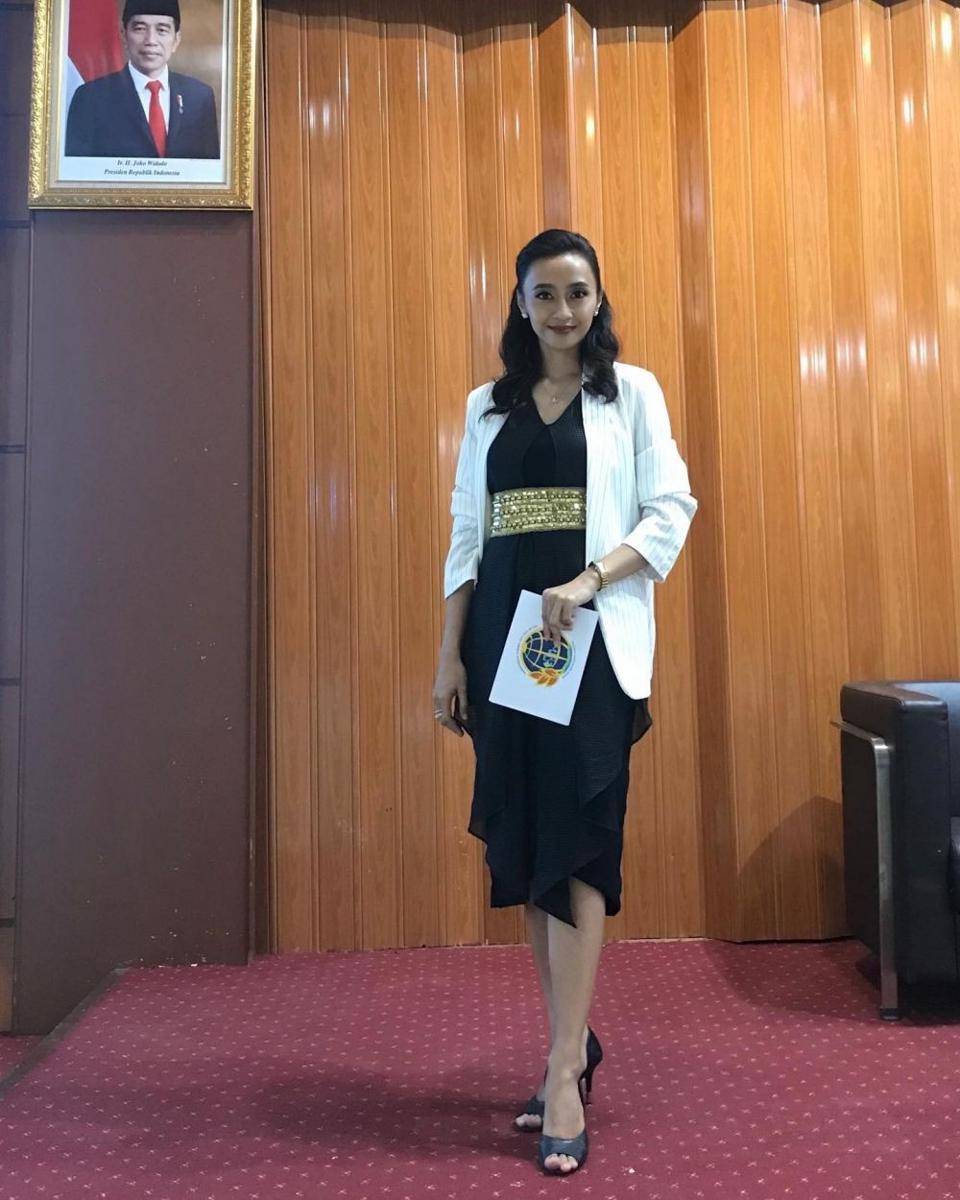 Office look ala Deasy Noviyanti (instagram.com/deasydei)