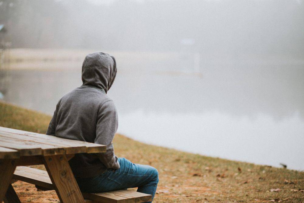 Ilustrasi seseorang menyendiri (Unsplash.com/Amy Tran).