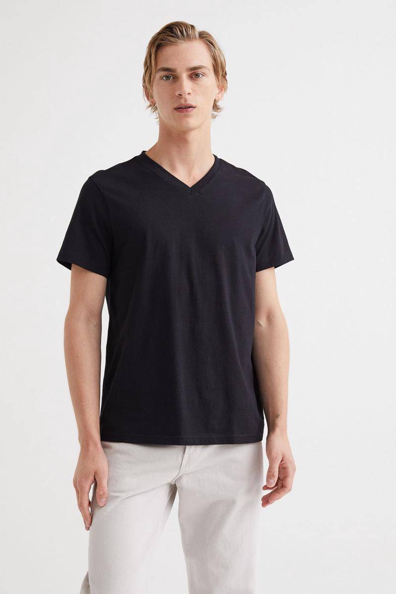 Ilustrasi kaus v-neck (hm.com)