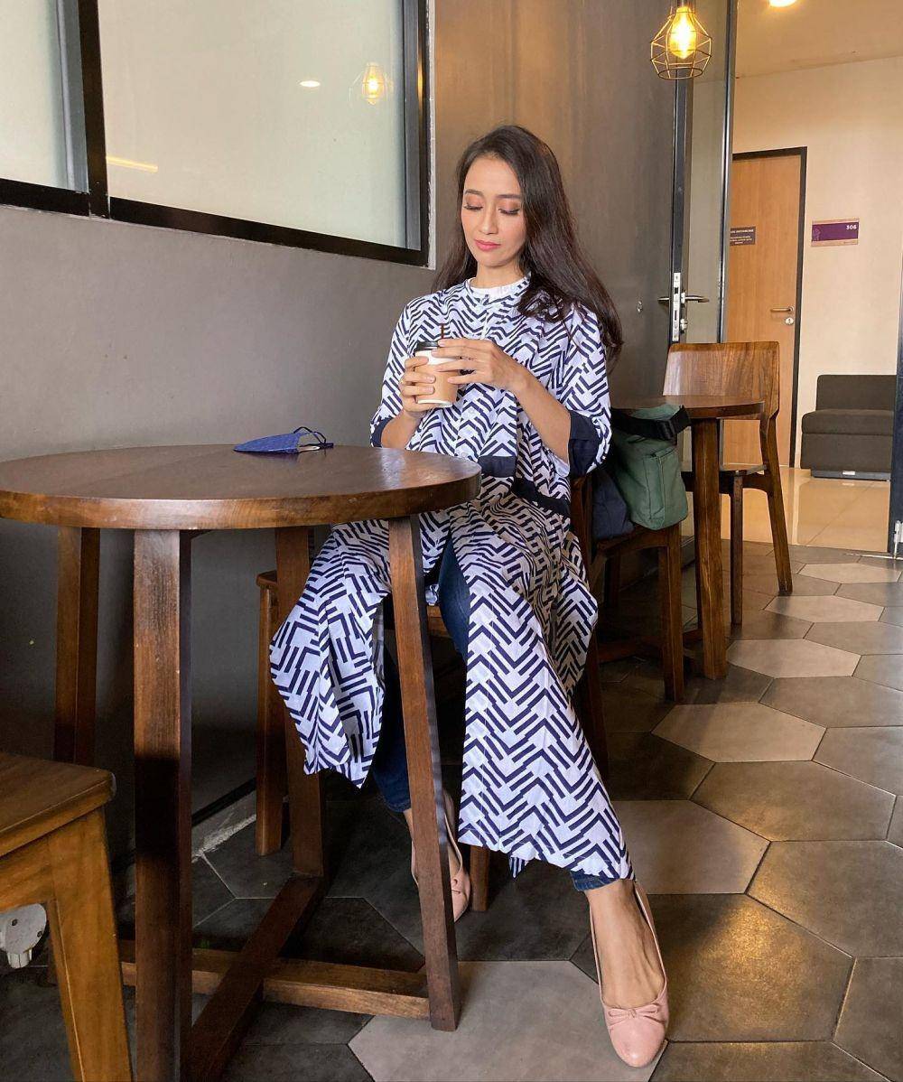 Office look ala Deasy Noviyanti (instagram.com/deasydei)