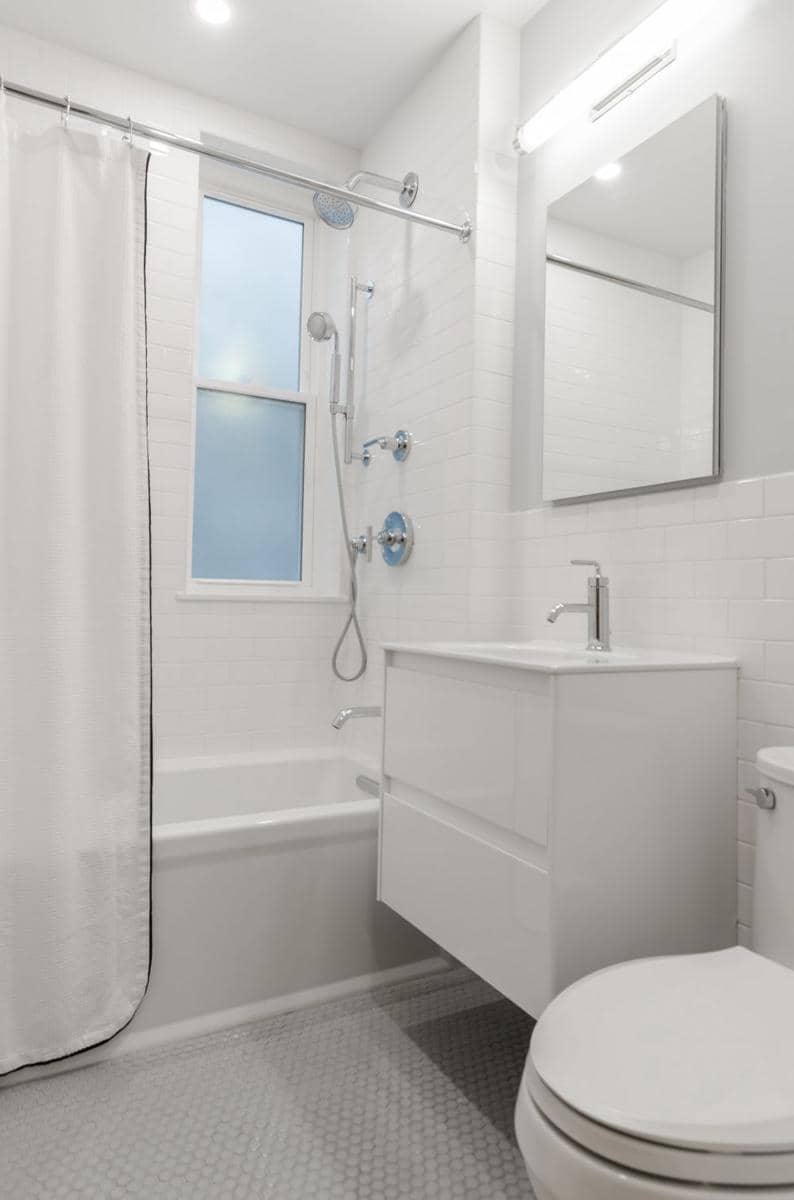 ilustrasi set kamar mandi nuansa monokrom (unsplash.com/Chastity Cortijo)