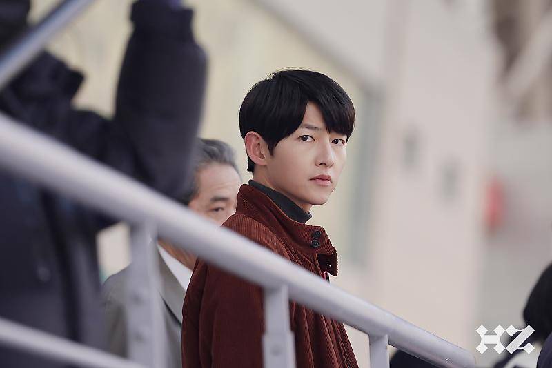 Song Joong Ki di drama Reborn Rich (post.naver.com/하이지음스튜디오)