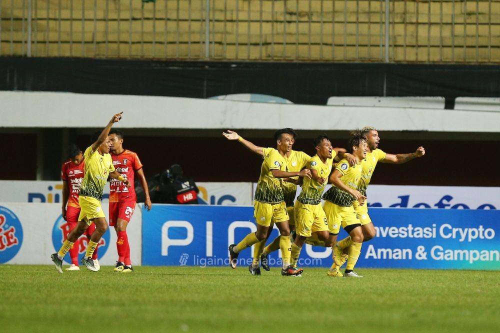 Para pemain Barito Putera merayakan gol ke gawang Bali United dalam laga pekan ke-23 BRI Liga 1 2022-23 yang berlangsung di Stadion Maguwoharjo Sleman, 5 Februari 2023. (Dok. PT Liga Indonesia Baru)