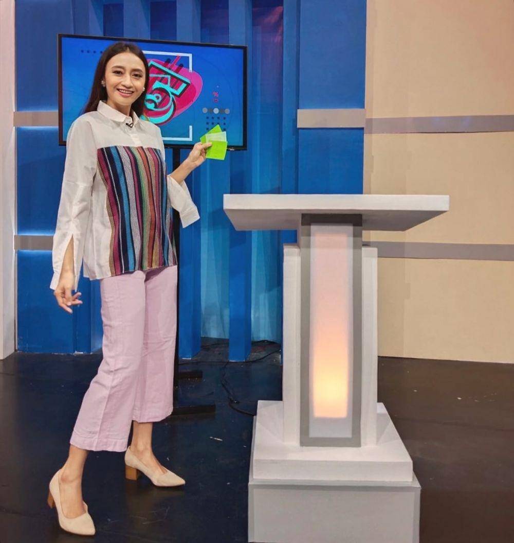 Office look ala Deasy Noviyanti (instagram.com/deasydei)