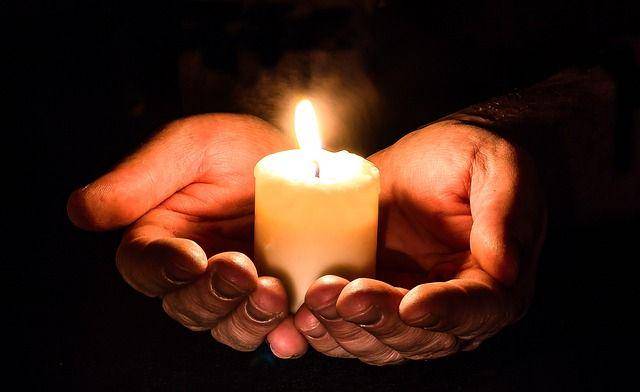 Berdoa dalam diam.(pixabay.com/Myriams-fotos)