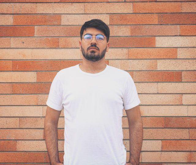 Ilustrasi kaus crew neck (unsplash/Hossein Hosseini)