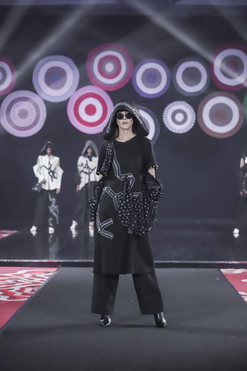 koleksi busana Brilianto di January Board Meeting 2023 (dok. Indonesian Fashion Chamber)