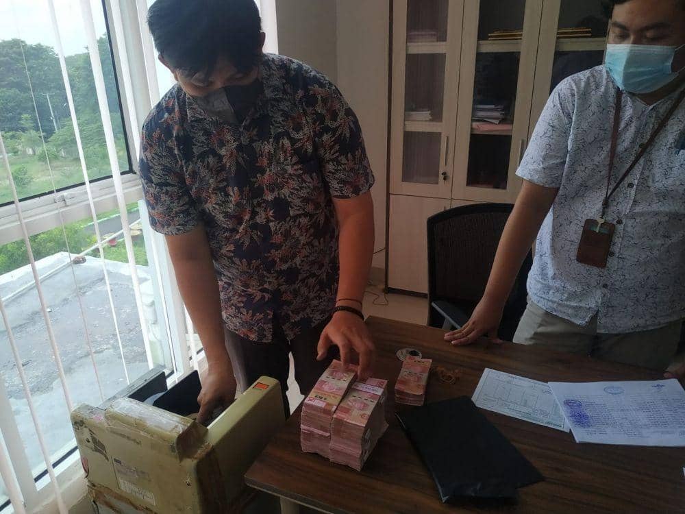 Penyetor uang denda pekara korupsi ke Kejari Bandar Lampung, Selasa (7/2/2023). (Dok. Kejari Bandar Lampung).