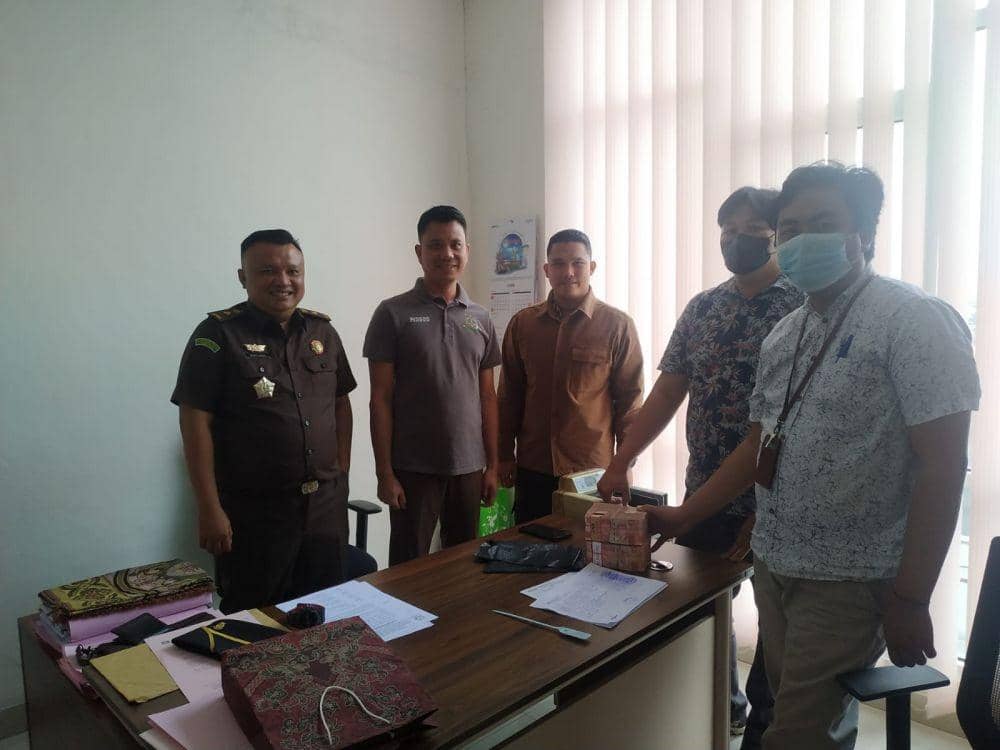 Penyetor uang denda pekara korupsi ke Kejari Bandar Lampung, Selasa (7/2/2023). (Dok. Kejari Bandar Lampung).