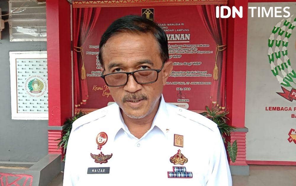 Kalapas Rajabasa, Maizar saat dimintai keterangan awak media terkait eksekusi terpidana Andi Desfiandi. (IDN Times/Tama Yudha Wiguna).