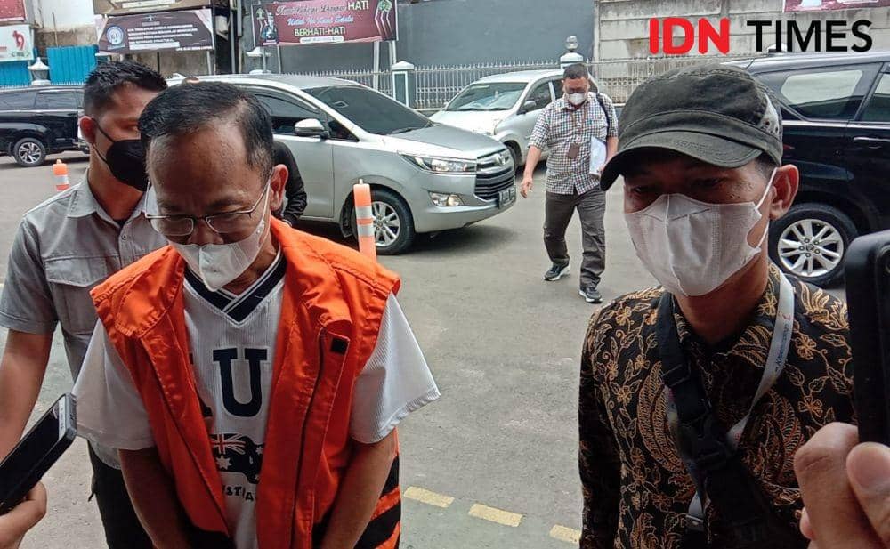 Proses eksekusi terpidana peyuap rektor Unila, Andi Desfiandi ke Lapas Rajabasa. (IDN Times/Tama Yudha Wiguna).